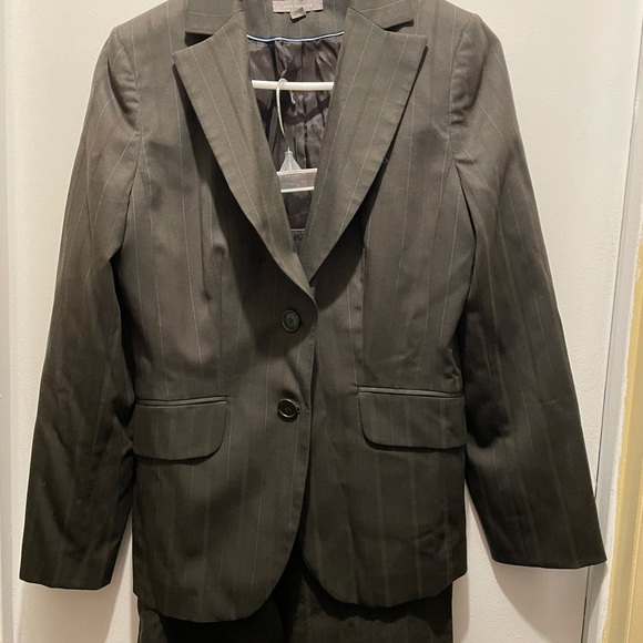 Ann Taylor 2-piece pin striped business suit - Picture 2 of 4